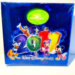 Walt Disney World 2011 Photo Album with 4"x3.5" Photo Frame Mickey Minnie Goofy